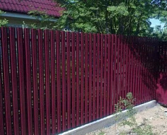 Двусторонний красный забор из штакетника для 6 соток
